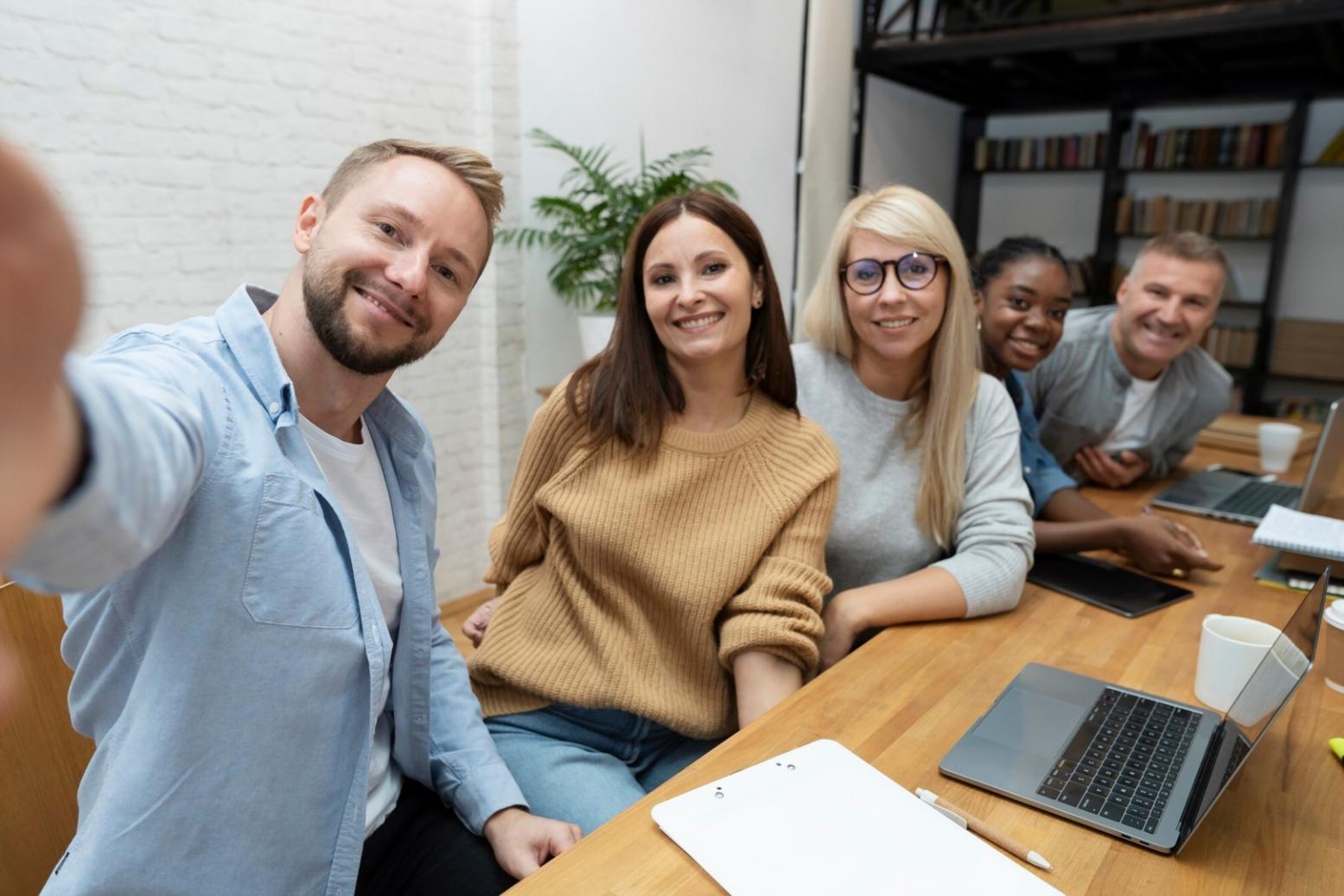 Tým diskutující nad finančními plány